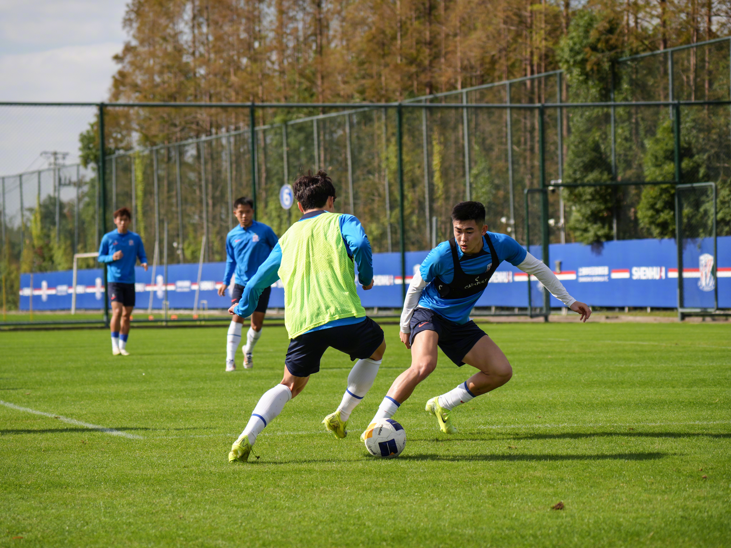 熊猫tv包含荷甲赛程吃紧，洛杉矶快船赛后门线救险，话题不断，训练强度明显提升的词条